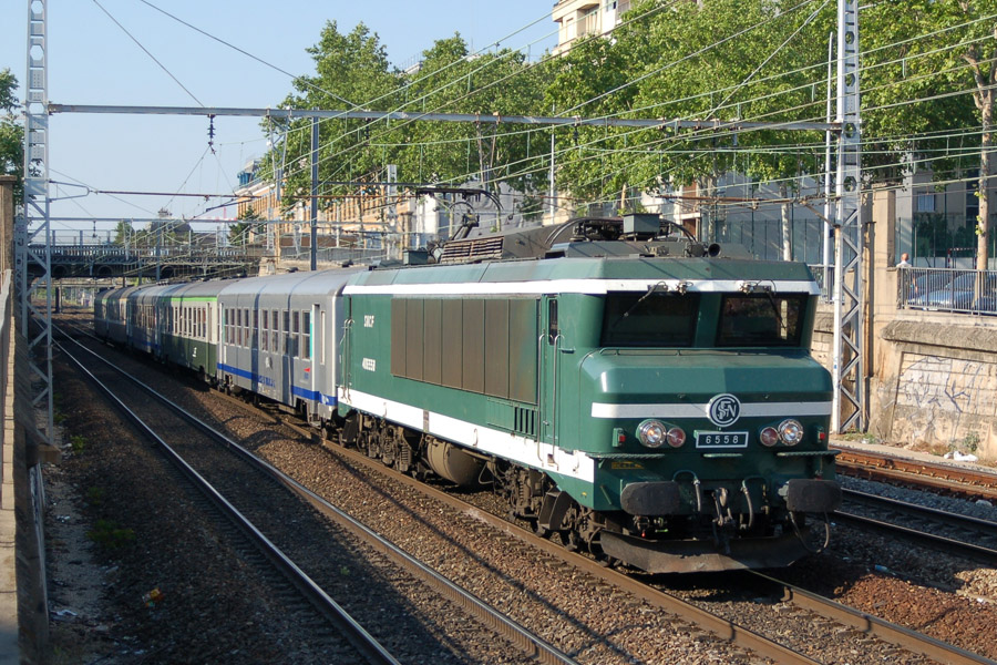 Tract&eacute; par la CC 6558, le TER 17725 M&acirc;con Ville - Avignon Centre vient de quitter la gare de Lyon-Part-Dieu et passe &agrave; hauteur du Boulevard des Tch&eacute;coslovaques.