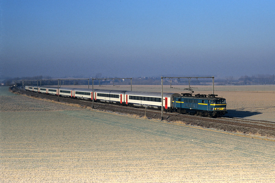 Par un froid glacial (-15&deg;C), l'IC 417, tract&eacute; par la HLE 1606, se dirige vers K&ouml;ln.