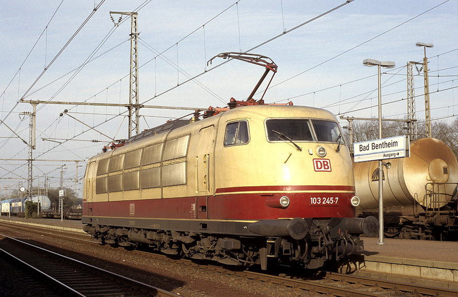 En gare de Bad Bentheim, la 103 245-7 attend l'arriv&eacute;e d'un train IC en provenance d'Amsterdam pour en reprendre la traction jusqu'&agrave; Berlin.