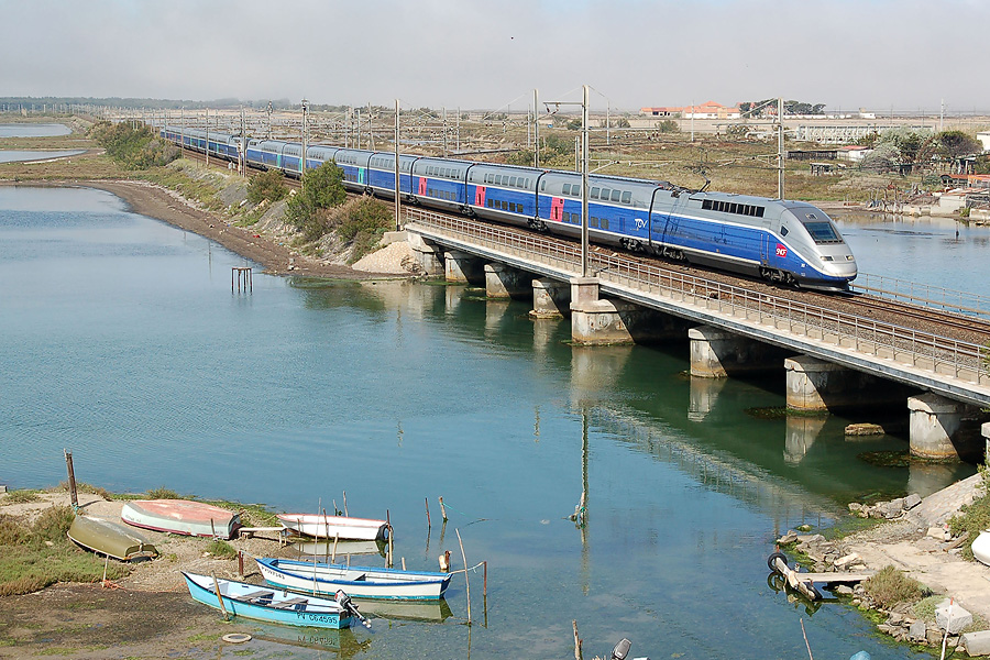 Assur&eacute; par les rames 701 (Dasye) et 265 (Duplex), le TGV 6209 pour Perpignan va traverser la gare de Port-la-Nouvelle dans quelques instants.
