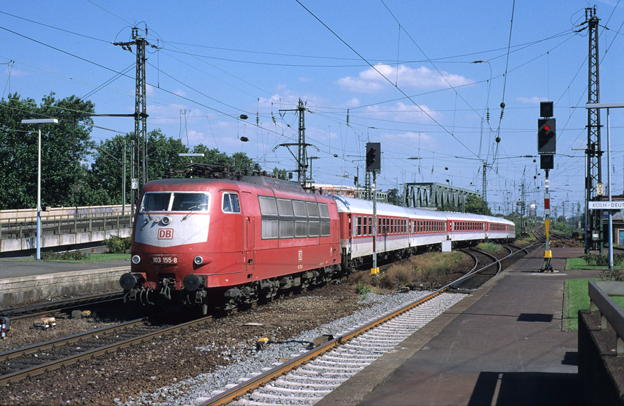 Tract&eacute;e par la E 103 155-8, cette rame voyageurs vide quitte le faisceau de garage de K&ouml;ln Deutzerfeld et se dirige vers K&ouml;ln Hbf