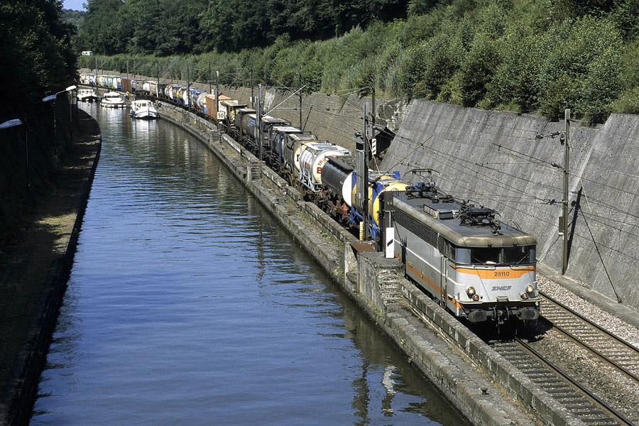Tract&eacute; par la BB 25110, un train de marchandises en direction de Strasbourg va entrer dans le tunnel d'Arzviller.