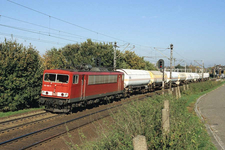 Tract&eacute; par la locomotive 155 061-5 de la DB, un train de wagons-citernes quitte la gare-fronti&egrave;re n&eacute;erlandaise de Venlo et va entrer sur le territoire allemand dans quelques centaines de m&egrave;tres.