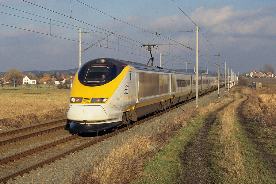 Assur&eacute; par les rames britanniques 3011 et 3012, l'Eurostar 9145 Bruxelles - London passe &agrave; Hertain sur la ligne Tournai - Lille