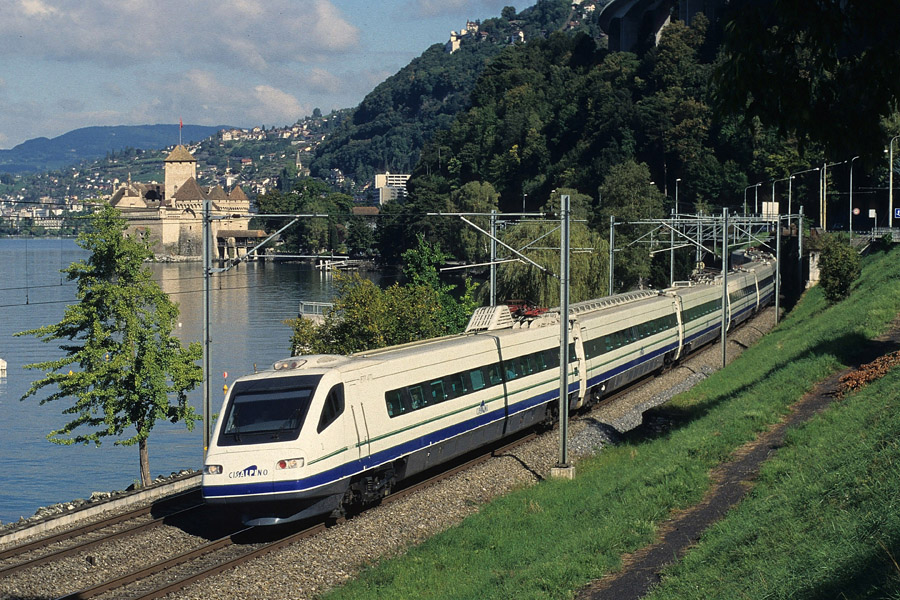 Assurant un train de présentation au public entre Lausanne et Brig, l'ETR 470 002 vient de passer à la hauteur du château de Chillon le long du lac Léman.