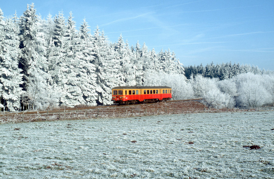 Assuré par l'autorail 4501, le train L 7682 Bastogne - Virton est photographié à Wideumont par une froide matinée de février 1993. Le trafic ferroviaire sur la ligne Bastogne - Libramont a été supprimé en mai 1993 suite au mauvais état de la voie.