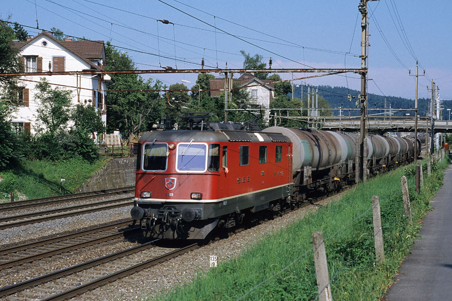 Re 4/4 II 11395 et un train de wagons-citernes sur la section &agrave; 4 voies entre Winterthur Gr&uuml;ze et Winterthur.
