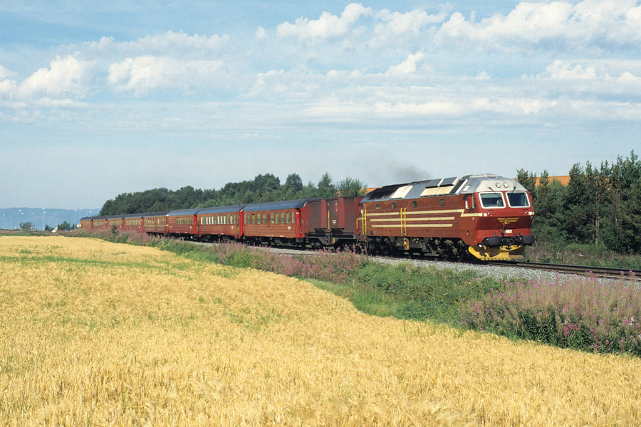 Di4 652 + Rt 471 Trondheim - Bodo &agrave; Levanger. Le wagon situ&eacute; derri&egrave;re la locomotive porte un conteneur avec un groupe &eacute;lectrog&egrave;ne pour l'alimentation en &eacute;nergie de la rame remorqu&eacute;e. Les Di4 peuvent alimenter le train en &eacute;nergie, mais la solution du 'fourgon-g&eacute;n&eacute;rateur' permet de maintenir toute la puissance du moteur diesel disponible pour la traction.