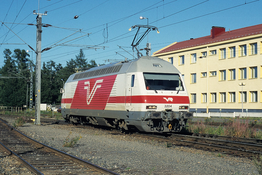 La locomotive Sr2 3204 des chemins de fer finlandais VR manoeuvre en gare d'Oulu.