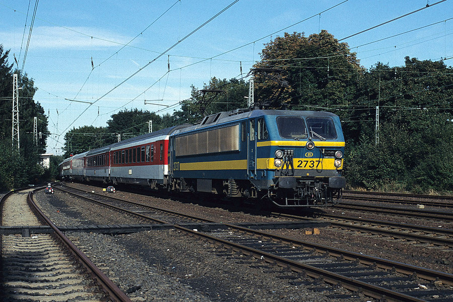 Tract&eacute; par la 2737 de la SNCB, l'EC 38 "Alexander von Humboldt" assurant la liaison Berlin - Bruxelles arrive &agrave; Aachen S&uuml;d. Les voies de d&eacute;bord ont &eacute;t&eacute; d&eacute;mont&eacute;es depuis lors du percement du nouveau Buschtunnel inaugur&eacute; fin novembre 2007.