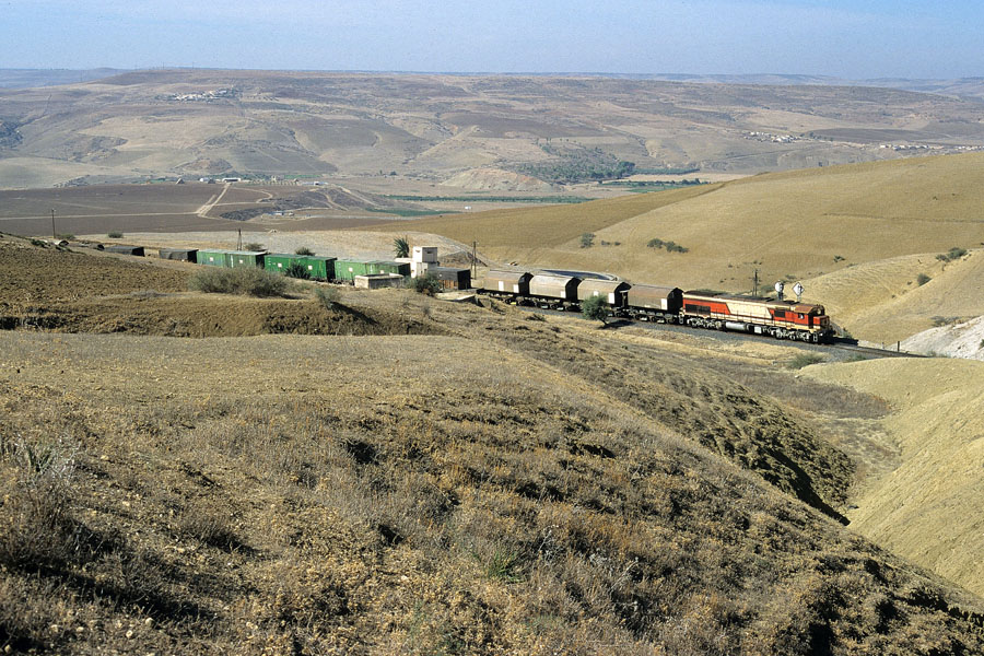 Tract&eacute; par la locomotive DH 366, le train 241 F&egrave;s - Oujda passe &agrave; Ain-es-Sbite.