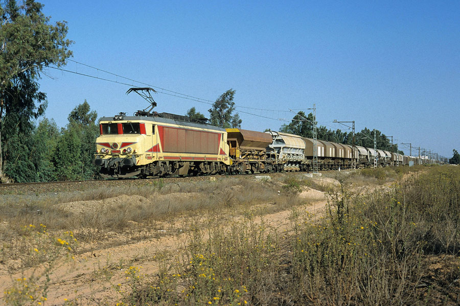 E 1313 avec un train marchandises &agrave; Ksebia (ligne Meknes - Kenitra - Casablanca).