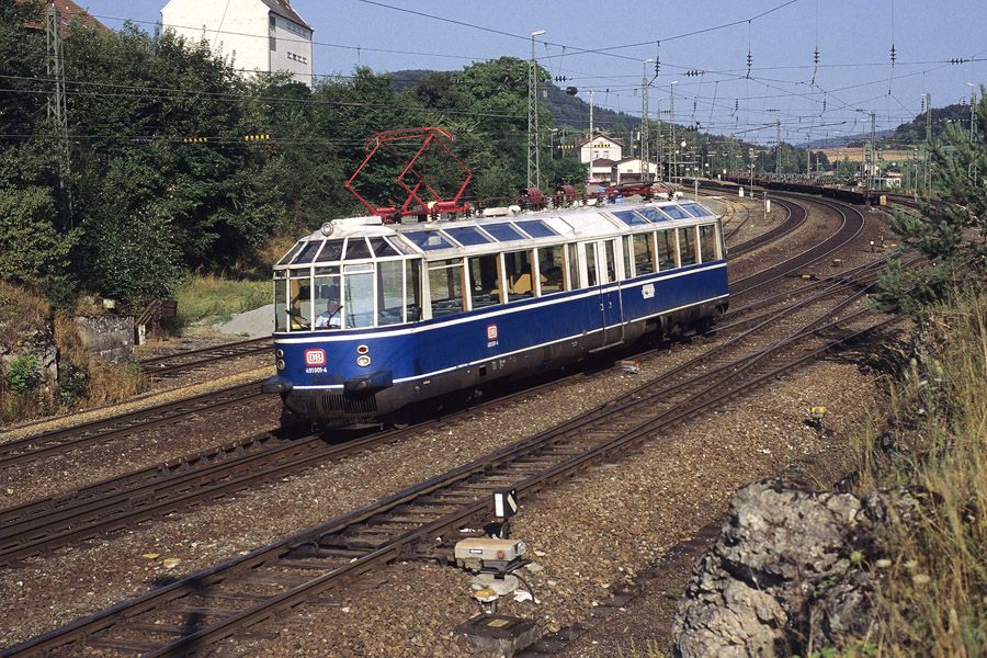 Apr&egrave;s avoir d&eacute;pos&eacute; en gare un groupe d'excursionnistes venant de M&uuml;nchen, le "Gl&auml;serner Zug" quitte en W la gare Parsberg pour aller garer &agrave; Regensburg. Cette splendide automotrice sera malheureusement mise hors service suite &agrave; une collision frontale &agrave; Garmisch-Partenkirchen en d&eacute;cembre 1995.