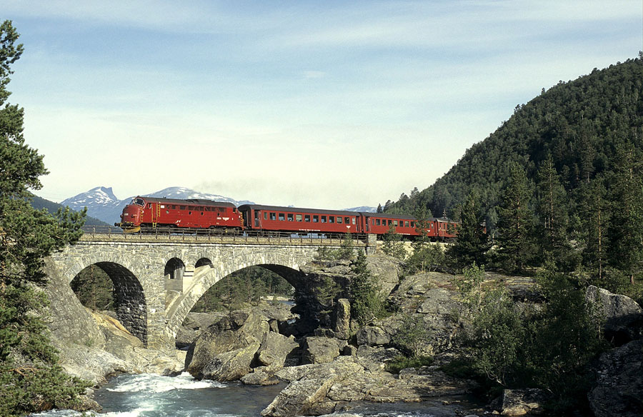 Di3 626 + Rt 352 pour Dombas &agrave; Bj&ouml;nnekleiv.