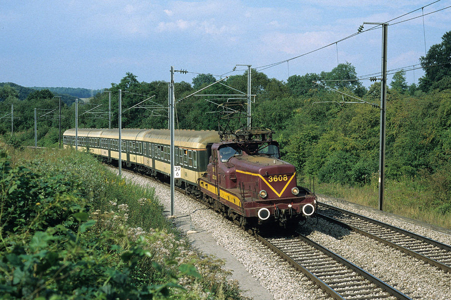 BB 3608 + RE 3366 Troisvierges - Luxembourg à la sortie de la gare de Cruchten.