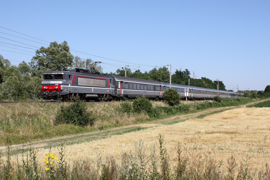 Passage &agrave; Matougues du TER 839146 Ch&acirc;lons-en-Champagne - Paris Est tract&eacute; par la BB 15021.