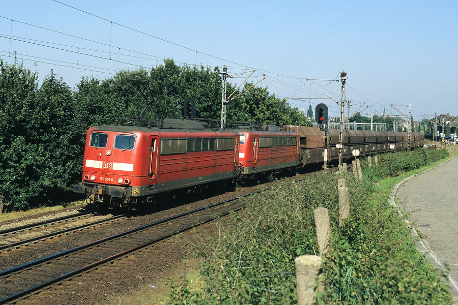 Tract&eacute; par deux locomotives Co'Co' de la s&eacute;rie 151, ce lourd train de minerai de 4000 tonnes quitte la gare n&eacute;erlandaise et attaque la rampe menant &agrave; la gare fronti&egrave;re allemande de Kaldenkirchen.