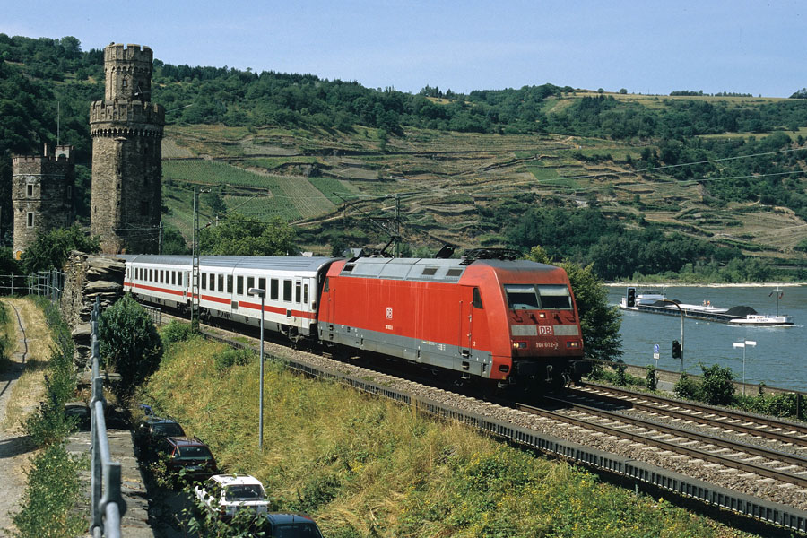 Tract&eacute; par la E 101 012-3, le train IC 2027 Hambourg - Passau vient de passer entre les deux tours dites 'Katz und Maus' (chat et souris) des ancienne fortifications de la ville d'Oberwesel situ&eacute;e le long du Rhin.