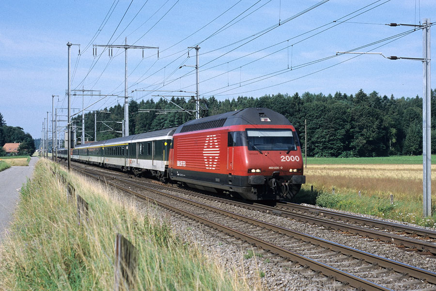 Tract&eacute; par la Re 460 030-0, l'IC 713 Gen&egrave;ve A&eacute;roport - Z&uuml;rich HB va traverser la gare de Lyssach.