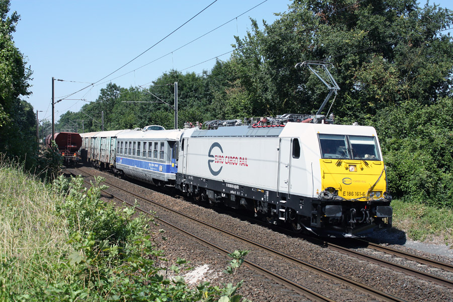 Tract&eacute; par la E 186 161-6, locomotive destin&eacute;e &agrave; l'op&eacute;rateur ECR, le train d'essais 807059 Epernay - Vitry-le-Fran&ccedil;ois va franchir le PN situ&eacute; juste &agrave; c&ocirc;t&eacute; de l'ancien BV de Mairy-sur-Marne. Il s'en est fallu de peu que cette photo soit g&acirc;ch&eacute;e par le train croiseur, tract&eacute; par deux BB 75000, dont on aper&ccedil;oit l'extr&eacute;mit&eacute; &agrave; gauche de l'image.