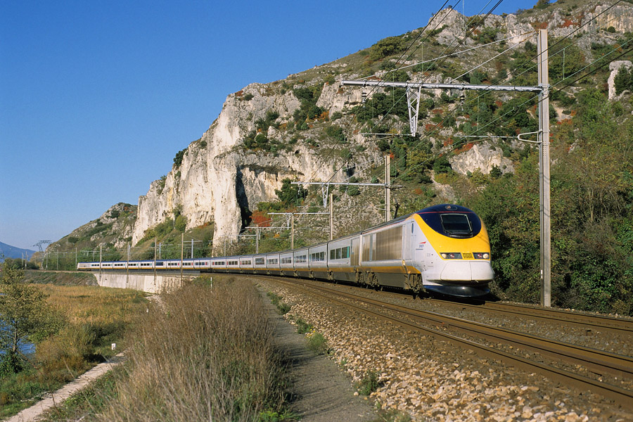 Assur&eacute; par la rame 3228/3227, le TGV 9533 Bruxelles - Nice emprunte le d&eacute;fil&eacute; de Donz&egrave;re sur la ligne de la rive gauche du Rh&ocirc;ne. L'utilisation des rames TMST sur ce service s'arr&ecirc;ta en juin 2001 lors de l'ouverture de la LGV entre Valence et Marseille.