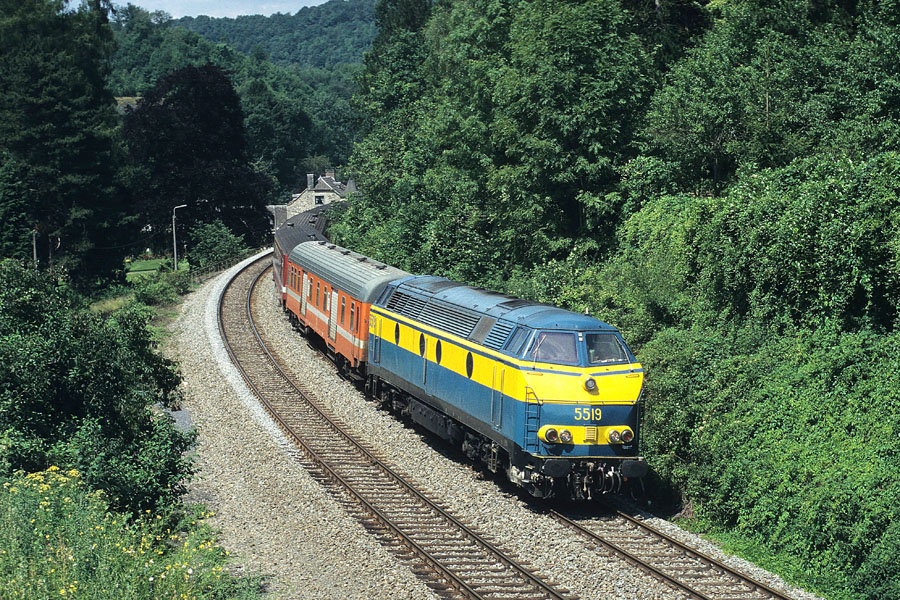 Tract&eacute; par la HLD 5519, le train IR 117 Liers - Luxembourg passe &agrave; Martinrive. Au moment o&ugrave; la photo a &eacute;t&eacute; prise, la ligne n'&eacute;tait pas encore &eacute;lectrifi&eacute;e, ce qui fut fait en 2000.