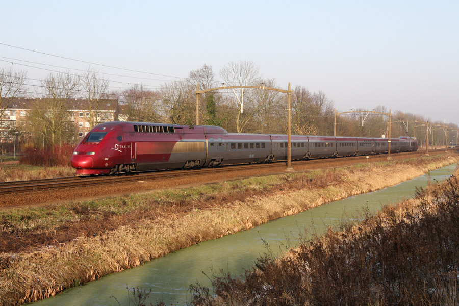 Assur&eacute; par la rame PBKA 4302, le Thalys 9338 Amsterdam Centraal Station - Paris Nord vient de passer la gare de Dordrecht Zuid. Les rames PBKA 4301 &agrave; 4307 appartiennent &agrave; la SNCB.