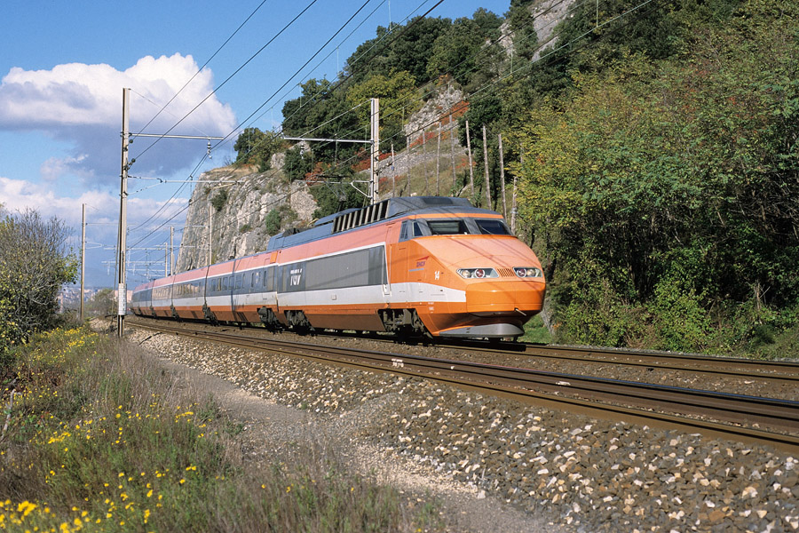 Assur&eacute; par la rame Sud-Est 14 encore en livr&eacute;e orange, le TGV 868/9 Gen&egrave;ve-Montpellier traverse le d&eacute;file de Donz&egrave;re.