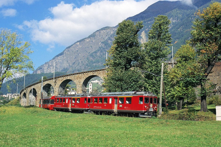 ABe 4/4 42 et 45 en t&ecirc;te du D 501 Bernina-Express reliant Chur &agrave; Tirano sous le viaduc h&eacute;lico&iuml;dal de Brusio.