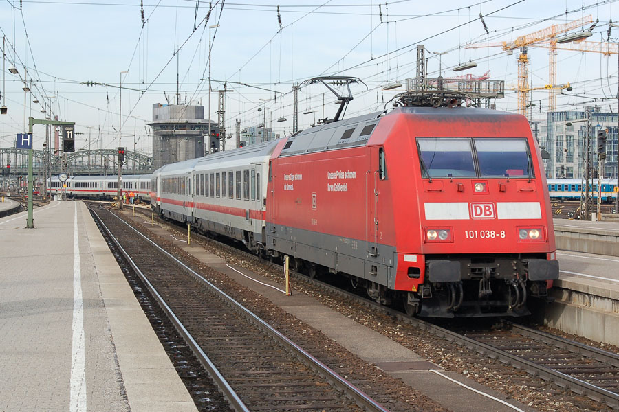L'IC 2293, tract&eacute; par la E 101038-8 et en provenance de Saarbr&uuml;cken Hbf, entre en gare de M&uuml;nchen Hbf. Apr&egrave;s un arr&ecirc;t de quelques minutes, il poursuivra vers Salzburg Hbf.