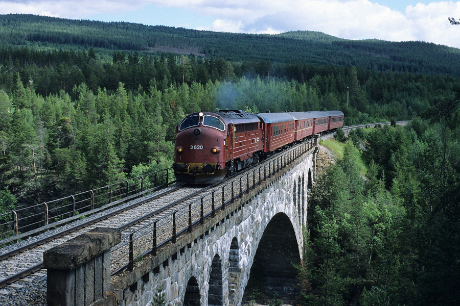 Di3 620 + Rt 351 Dombas - Andalsnes &agrave; la sortie de la gare de Dombas (gare de correspondance avec la grande ligne &eacute;lectrifi&eacute;e reliant Oslo &agrave; Trondheim).