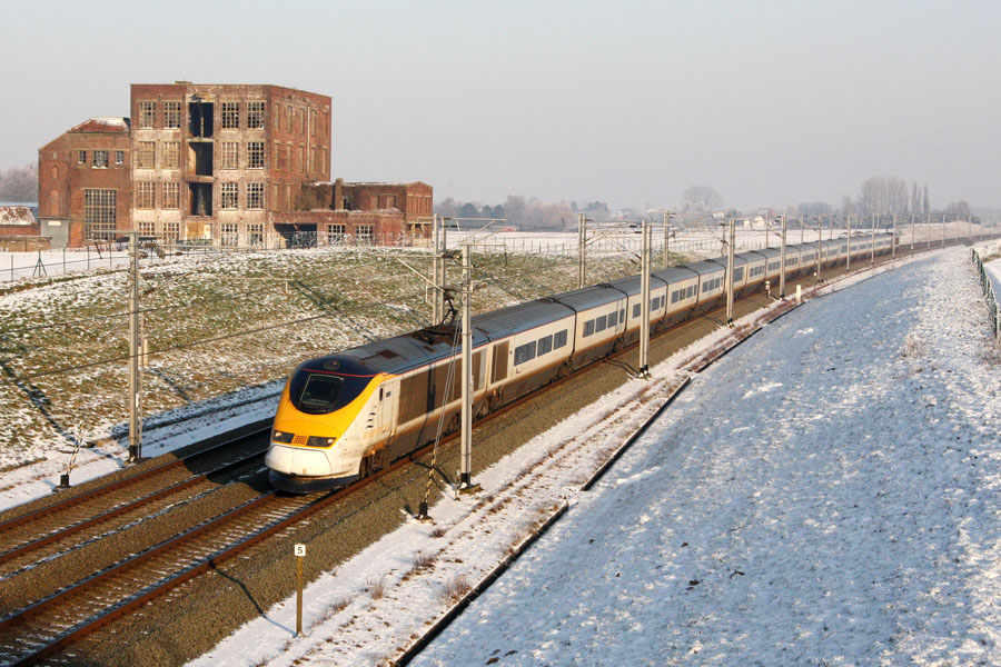 Passage &agrave; Marcq (commune d'Enghien) de l'Eurostar 9141 Bruxelles - London assur&eacute; par les rames britanniques 3013 et 3014.