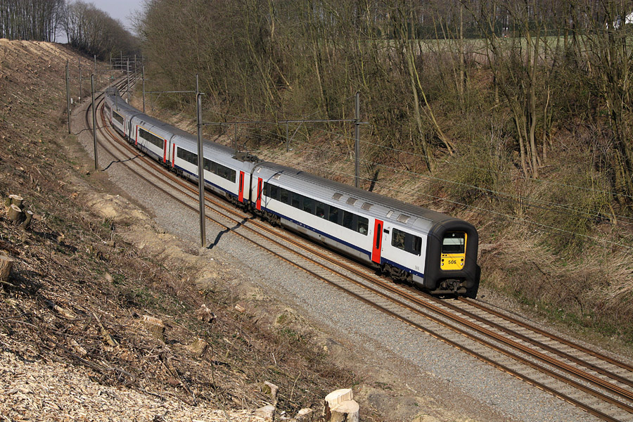 Assur&eacute; par les AM96 monotension N&deg;506 et 519, le train IC 2035 Anvers-Charleroi va bient&ocirc;t arriver &agrave; Nivelles.
