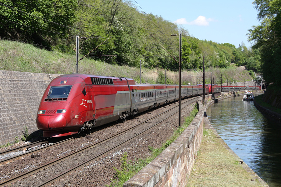 Assur&eacute; par les rames PBKA 4322 (propri&eacute;t&eacute; DB) et 4342 (propri&eacute;t&eacute; SNCF), le Thalys sp&eacute;cial Parlement europ&eacute;en (train 9934/5) vient de sortir du tunnel d'Arzviller et longe le canal de la Marne au Rhin.
