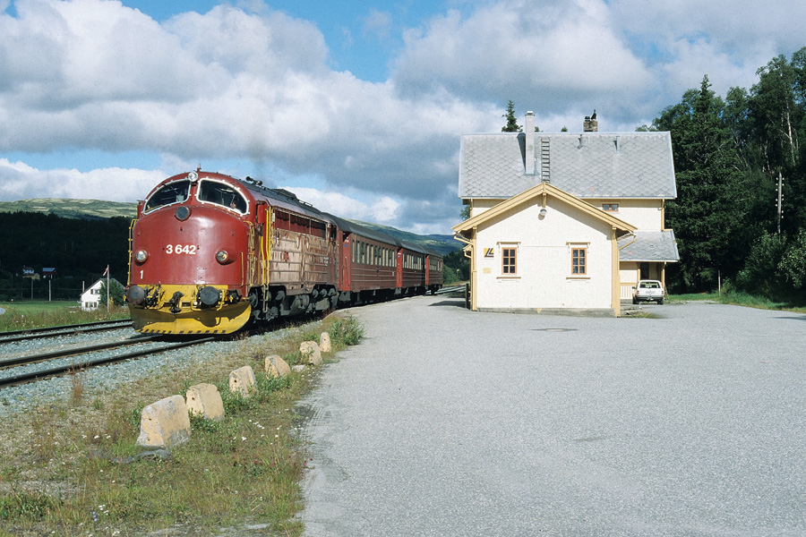 Tract&eacute; par la Di3 642, le train Rt 302 Trondheim - Hamar marque l'arr&ecirc;t en gare de Gl&aring;mos