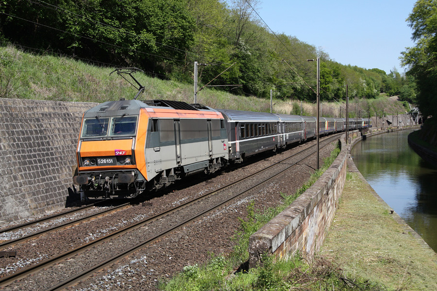 Tract&eacute; par la BB 26151, le TER 835064 Strasbourg - Nancy vient de d&eacute;boucher du tunnel d'Arzviller et longe le canal de la Marne au Rhin.