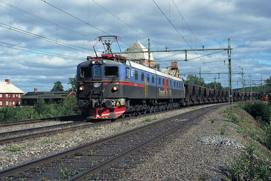 Tract&eacute; par la locomotive triple Dm 1246 + Dm3 1247 + Dm 1248, ce train de minerai de fer, reliant la mine su&eacute;doise de Kiruna au port norv&eacute;gien de Narvik, traverse la gare de Tornetrask. La locomotive appartient &agrave; l'op&eacute;rateur MTAB qui est une filiale &agrave; 100 % du groupe minier LKAB.