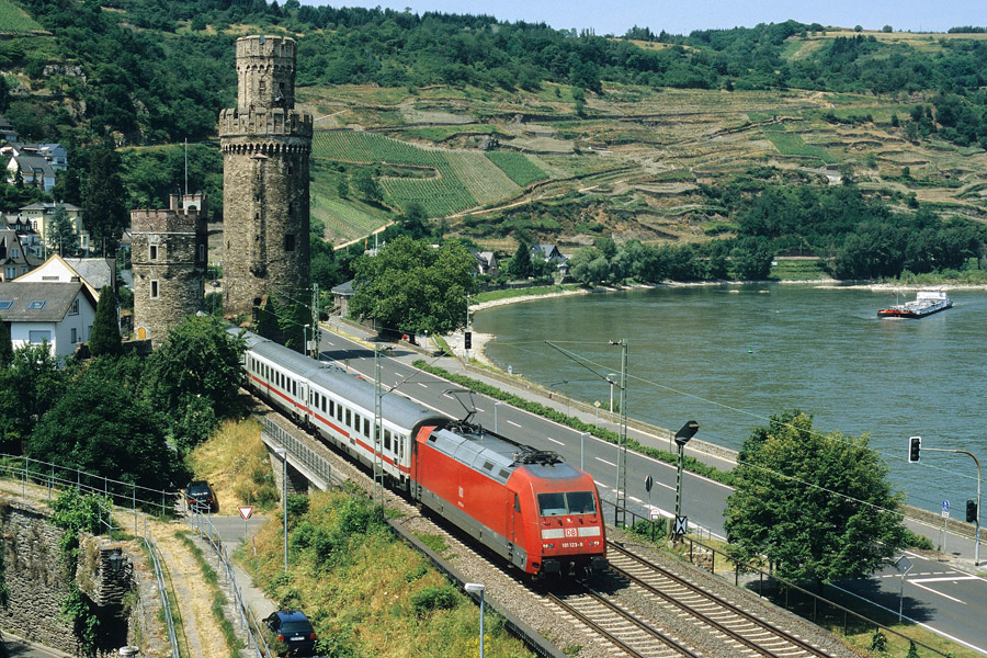 Tract&eacute; par la E 101 123-8, le train IC 2303 Hambourg - Stuttgart vient de passer entre les deux tours dites "Katz und Maus" (chat et souris) des ancienne fortifications de la ville d'Oberwesel, situ&eacute;es le long du Rhin.