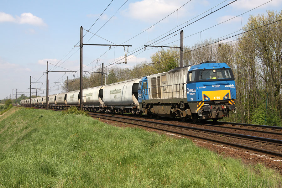 Tract&eacute; par la G2000 N&deg;1756 de Veolia, le train 48710 Antwerpen Noord - Vitry le Fran&ccedil;ois passe &agrave; Ekeren sur la ligne marchandises n&deg; 27A