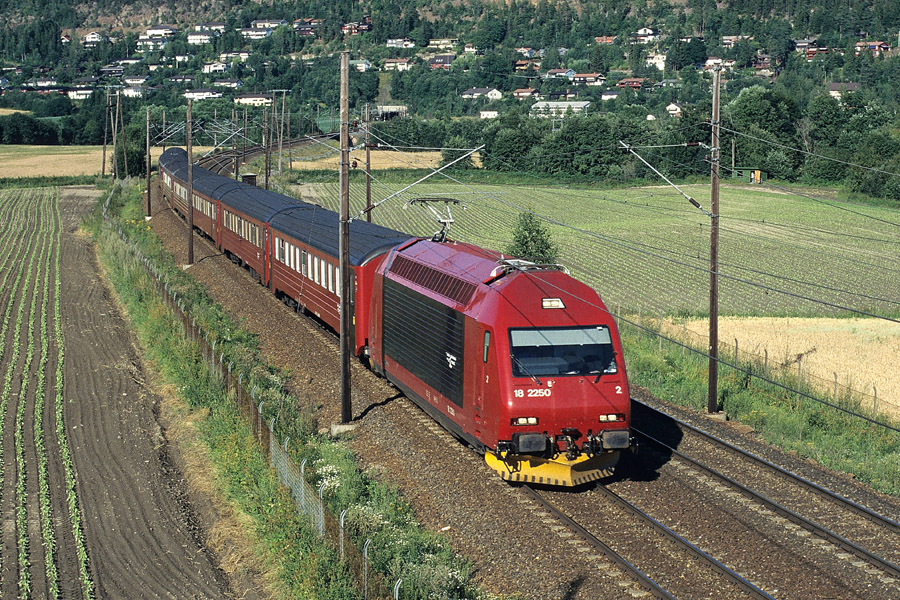 El18 2250 + IC 827 Oslo S - Skien à Tuverud. Les El18 sont directement dérivées des Re460 des CFF. Les Re460055 et 460066 ont d'ailleurs été testées par les chemins de fer norvégiens NSB.