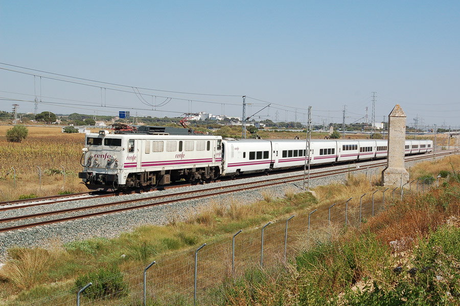 Tracté par la 269 417-2, le train Altaria 9333 Cadiz - Madrid passe à Puerto Real, localité située dans la baie de Cadiz.