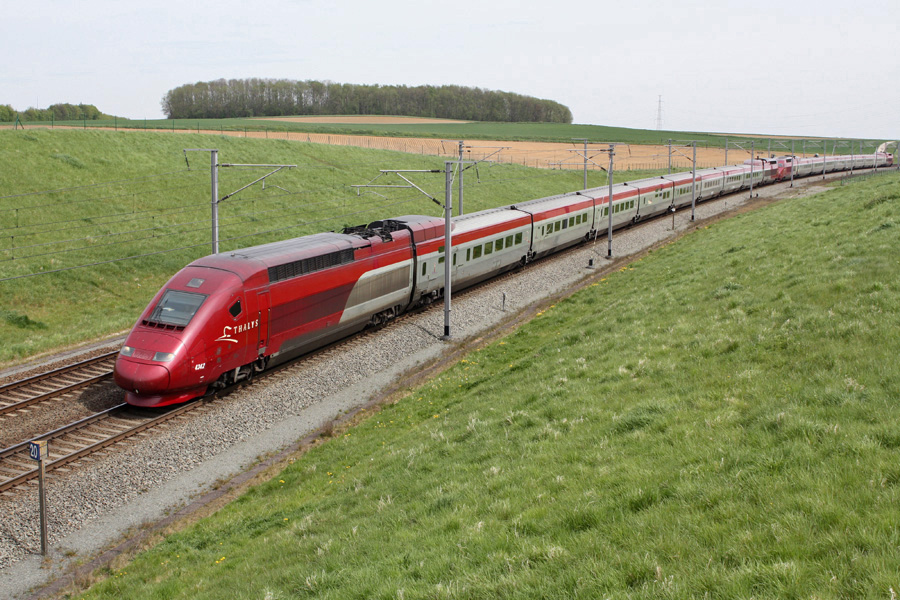 Assur&eacute; par les rames 4342 et 4537, le Thalys 9326 Amsterdam Centraal - Paris Nord vient d'entrer sur la LGV1. Il se trouve sur la territoire de Saintes, village qui fait partie de la commune de Tubize.