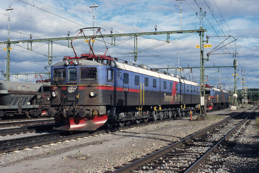 La locomotive triple Dm 1211 + Dm3 1236 + Dm 1212 en attente d'un train de minerai pour Narvik dans le faisceau marchandises de Kiruna (Su&egrave;de). &Agrave; l'arri&egrave;re-plan, on distingue une seconde machine du m&ecirc;me type &eacute;galement en attente de son prochain service.