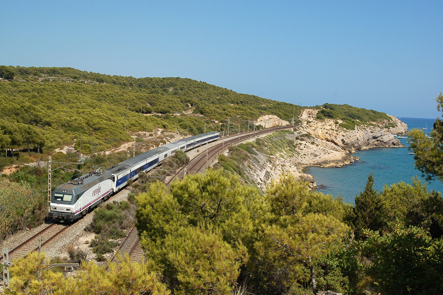 Tract&eacute; par la S 252 061-7, le Talgo 165, qui relie Barcelona &agrave; Lorca, longe la M&eacute;diterran&eacute;e entre Sitges et Vilanova i la Geltr&uacute;.