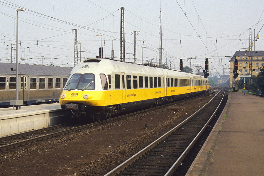 Assur&eacute; par une des superbes rames de la s&eacute;rie 403, le Lufthansa Airport Express LH1003 reliant les a&eacute;roports de D&uuml;sseldorf et Frankfurt traverse sans arr&ecirc;t la gare de Koblenz Hbf. Le service des Lufthansa Airport Express fut supprim&eacute; le 23 mai 1993.