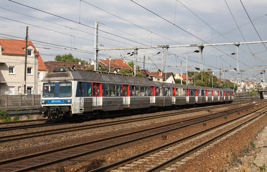 Assurant la mission PAMU 135680 de Maisons-Laffitte &agrave; Paris St Lazare, la rame 6404/6403 entre en gare de Houilles-Carri&egrave;res-sur-Seine.