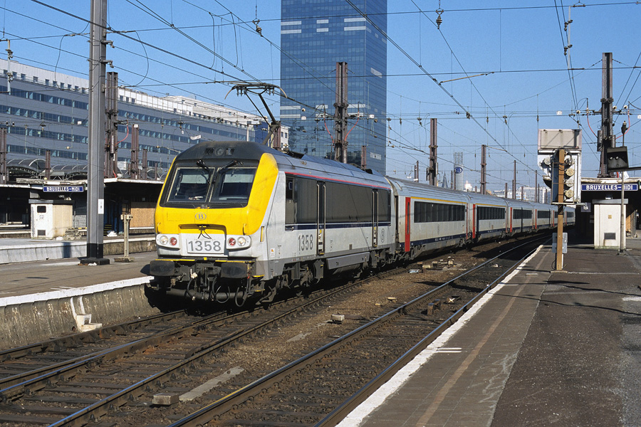 Tract&eacute; par la HLE 1358, le train IC 534 Eupen - Oostende red&eacute;marre de la gare de Bruxelles-Midi apr&egrave;s y avoir marqu&eacute; l'arr&ecirc;t. La rame est compos&eacute;e de voitures de type I11.