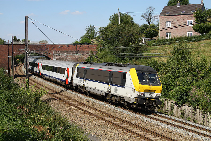 Tracté par la HLE 1348, le train IC 539 Eupen - Oostende vient de quitter la gare de Welkenraedt