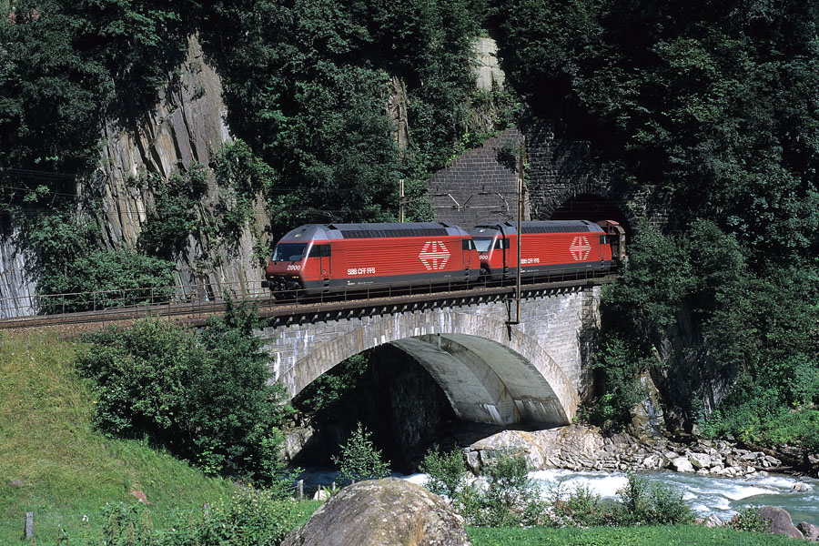 Tract&eacute; par deux Re 460, ce train de marchandises franchit la Reuss en sortant du tunnel h&eacute;lico&iuml;dal inf&eacute;rieur du c&eacute;l&egrave;bre de site de Wassen.