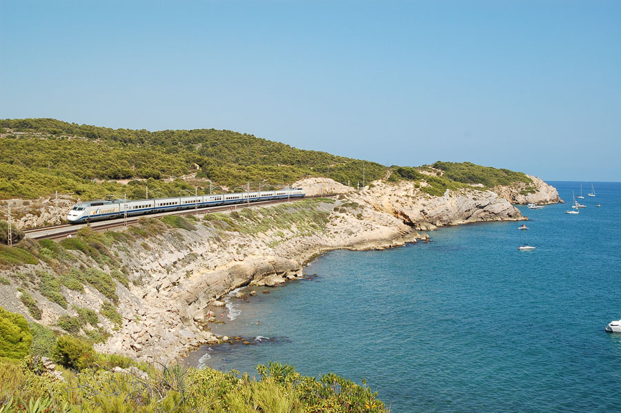Assur&eacute; par une rame S 101, l'Euromed 1161 reliant Barcelone &agrave; Alicante, longe la M&eacute;diterran&eacute;e entre Sitges et Vilanova i la Geltru.